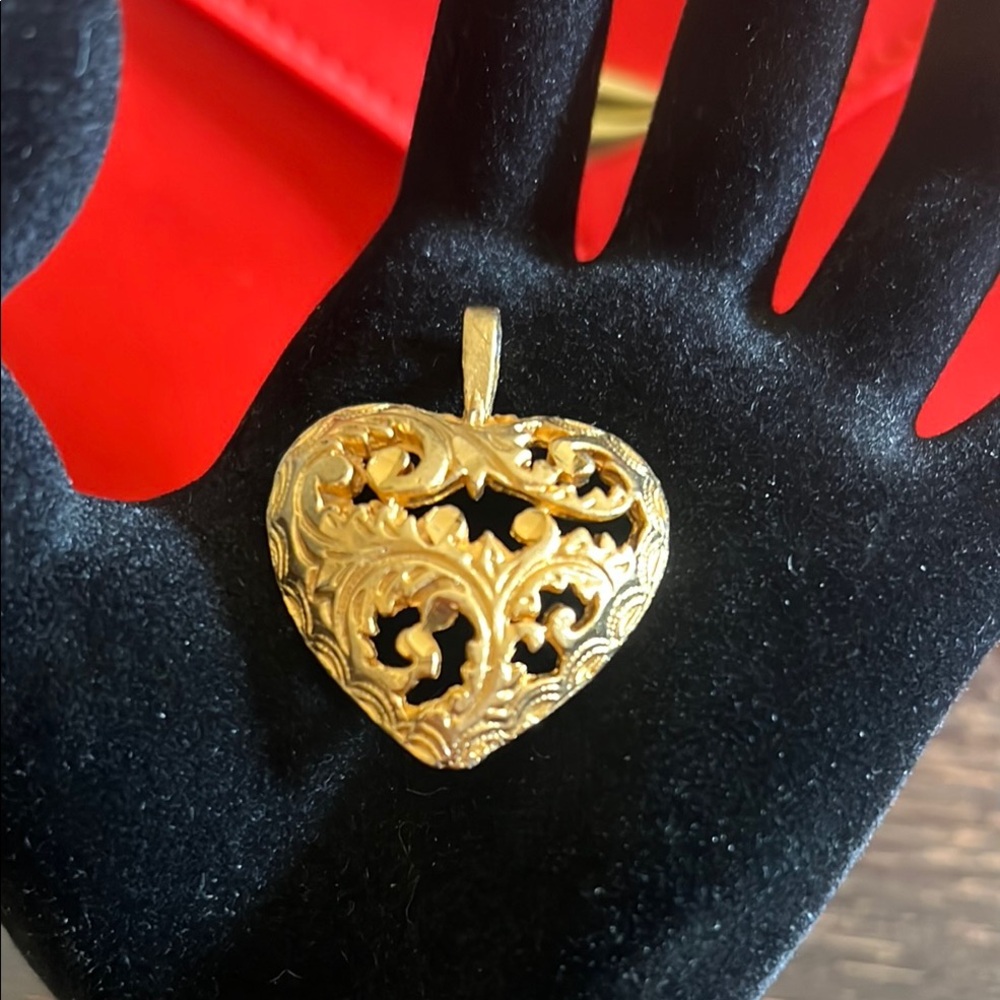Vintage filigree goldtone heart pendant